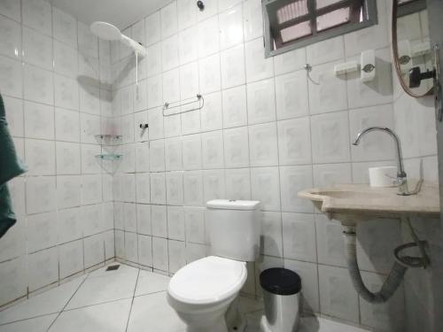 une salle de bain blanche avec toilettes et lavabo dans l'établissement AP Custo benefício a 10 min de praia,rodoviária, estádio e ferroviária, à Vila Velha