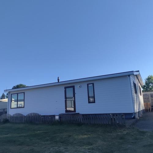 een wit huis met een hek eromheen bij Amazing nature house in Anloo