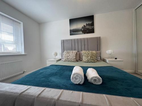 Postel nebo postele na pokoji v ubytování 2 Private Contractor-Friendly Rooms