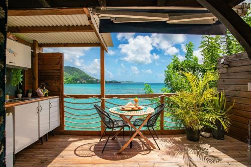 Studio Corail suspendu au dessus de la mer