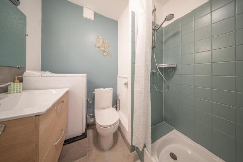 a bathroom with a shower and a toilet and a sink at Magnifique Studio Illzach Centre in Illzach