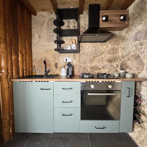 a kitchen with a stove and a counter top at Gardunha Stone in Louriçal do Campo
