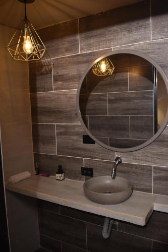 une salle de bain avec un lavabo et un miroir dans l'établissement History Center Hotel, à Medellín