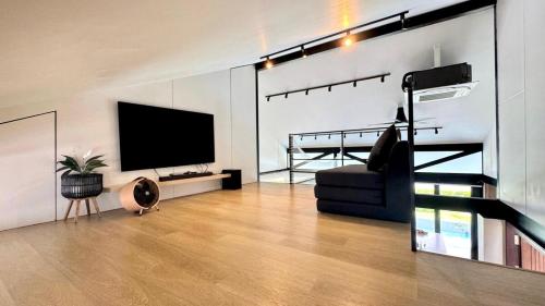 Et tv og/eller underholdning på 913 Luxury Pool Villa Khaolak