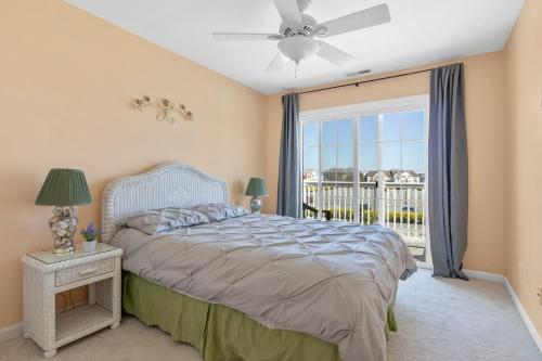 une chambre avec un lit et une fenêtre avec un balcon dans l'établissement OceanPinesFamilyBeachRetreat JettdTub KingBed, à Ocean Pines