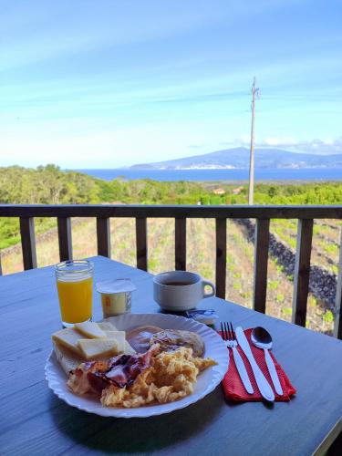 ein Frühstücksteller auf einem Tisch mit Aussicht in der Unterkunft AL Novavista by A5P in Madalena