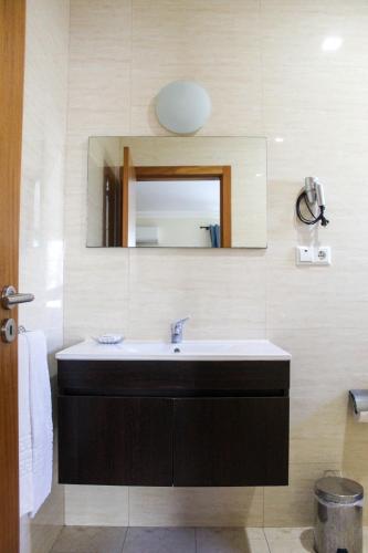 a bathroom with a sink and a mirror at AL Novavista by BPX in Madalena
