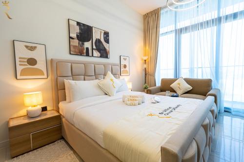 Un pat sau paturi într-o cameră la Bright Studio with Balcony the Gate, Masdar City