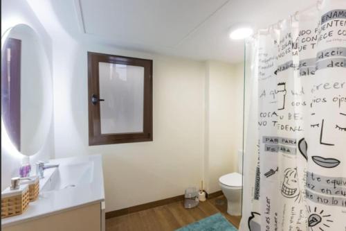 3 Bed Apartment Sleeps 6 - Free Parking & Balcony
