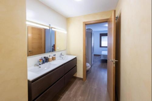 3 Bed Apartment Sleeps 6 - Free Parking & Balcony