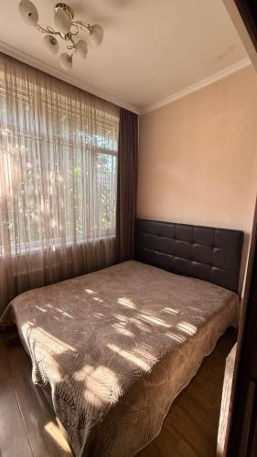 een slaapkamer met een bed en een raam bij Guest House - Manandyan 20 in Jerevan