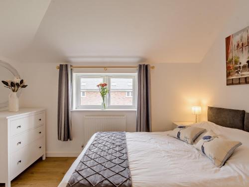 un dormitorio con una cama y una ventana en 3 Bed in Newport 90253, en Newport