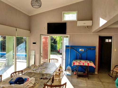 Televiisor ja/või meelelahutuskeskus majutusasutuses Ñandú Quincho