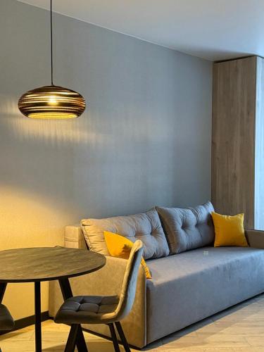 ein Wohnzimmer mit Sofa und Tisch in der Unterkunft Apartments on Sennaya Street in Mykolajiw