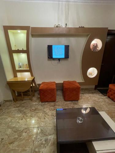 TV a/nebo společenská místnost v ubytování Luxe Nest Guest House Apartment 101