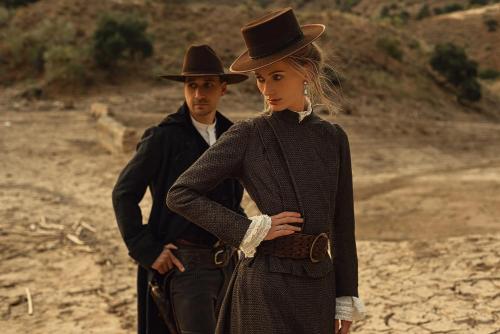 Un hombre y una mujer con sombreros de pie en un campo en Casa Blanca y Azul, en Almogía