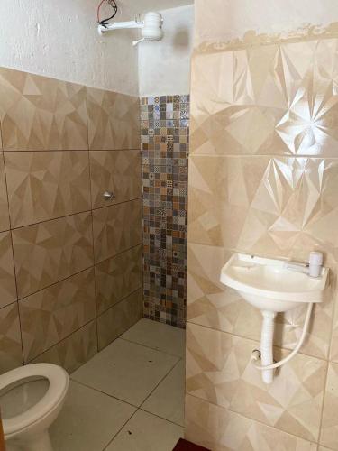 a bathroom with a toilet and a sink at Hospedaria Dona Alice in Lençóis