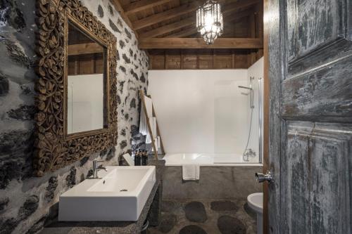 a bathroom with a sink and a mirror and a tub at Pocinhobay in Madalena