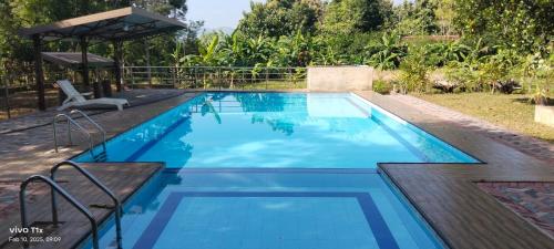 een groot zwembad met blauw water bij The Mammoth udawalawe in Udawalawe