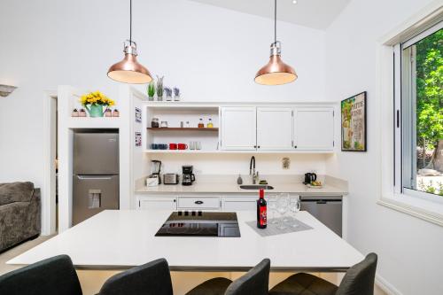 Η κουζίνα ή μικρή κουζίνα στο Buendía Lux Mango Suite Stylish Retreat with Pool Near Beach