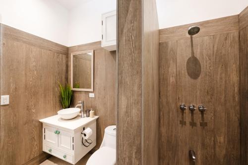 Koupelna v ubytování Buendía Lux Mango Suite Stylish Retreat with Pool Near Beach