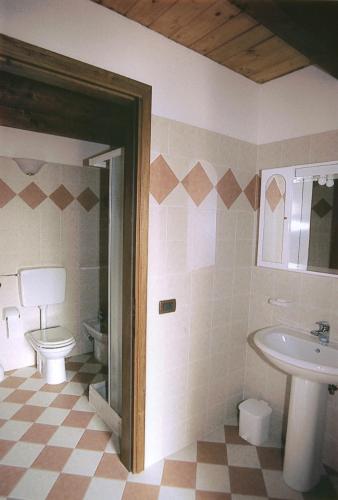 a bathroom with a toilet and a sink at Il Castagneto in Teolo