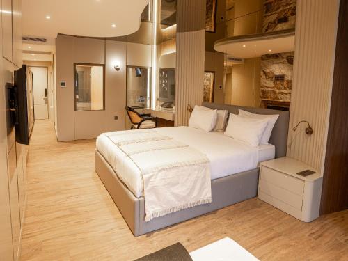 Un dormitorio con una cama grande y un televisor. en Verona Ağva, en Sile