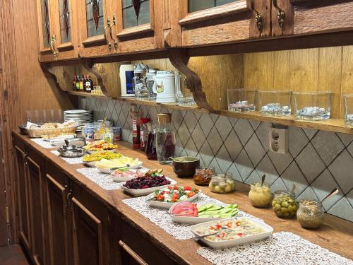 ein Buffet mit vielen Speisen auf der Theke in der Unterkunft JK Dwór Grabowszczyzna in Huszcza