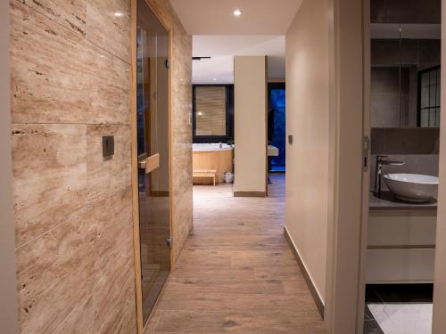 pasillo que conduce a un baño con lavabo en Verona Ağva, en Sile