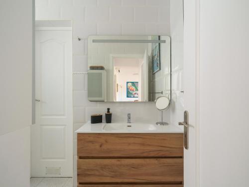 een badkamer met een wastafel en een spiegel bij Nueva Suecia By CanariasGetaway in San Agustin