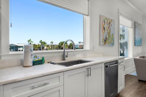 Köök või kööginurk majutusasutuses Regency Cabanas A1 by Gulf Coast Getaways