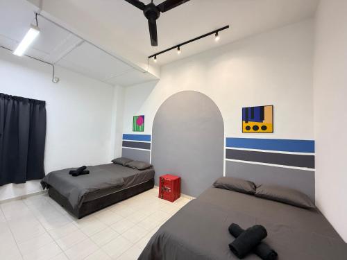 Krevet ili kreveti u jedinici u okviru objekta R3troHouse2 4BR 18PAX PS4, PoolTable in TOWN