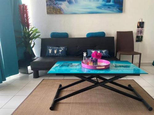 Posezení v ubytování Studio charmant aux Trois-Îlets avec vue mer