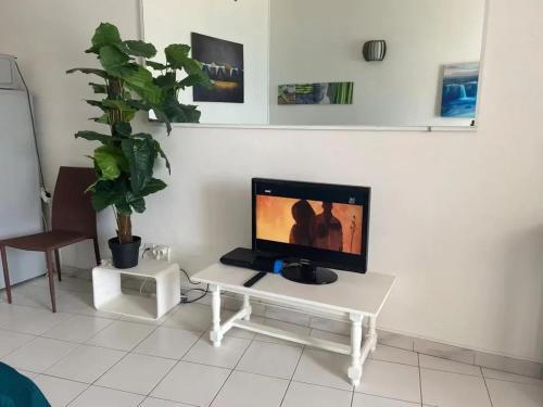 TV a/nebo společenská místnost v ubytování Studio charmant aux Trois-Îlets avec vue mer