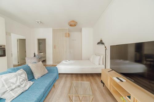 Downtown Comfort Apartment by Vacationy