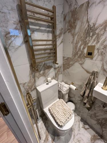 a marble bathroom with a toilet and a sink at King Room in Windsor with Private Bathroom in Windsor