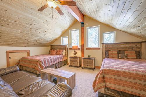 パゴサ・スプリングスにあるPagosa Springs Family Retreat with Game Room and Viewsのベッド2台と天井ファン付きの寝室