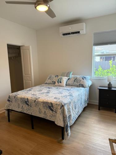 a bedroom with a bed and a window at Villa BRIGORO in Homestead
