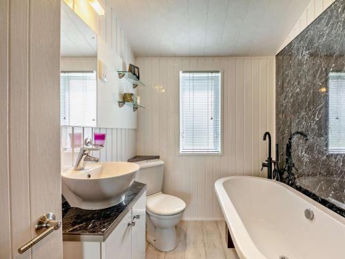 Un baño con bañera, inodoro y lavabo. en 2 Bed in Cavers 96262, en Briery Yards
