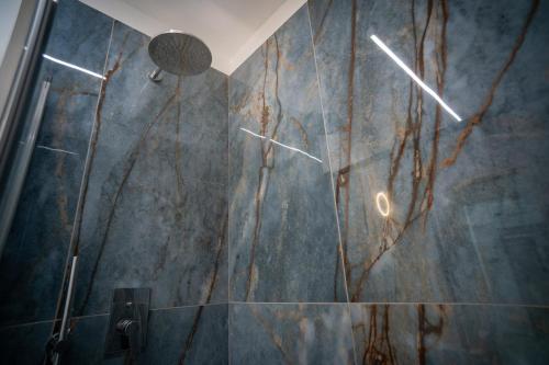 un bagno con doccia con una parete ricoperta di ruggine di 16 Nevoso Palace a Milano