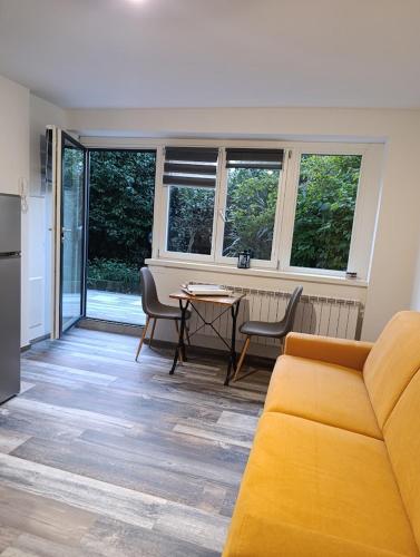 una sala de estar con un sofá y una mesa en Altea, en Dervio