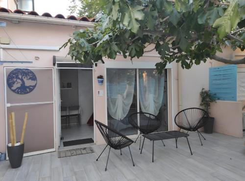 d'une terrasse avec deux chaises et une table. dans l'établissement Chambres d'hôtes - Les Orchidées, à Perpignan