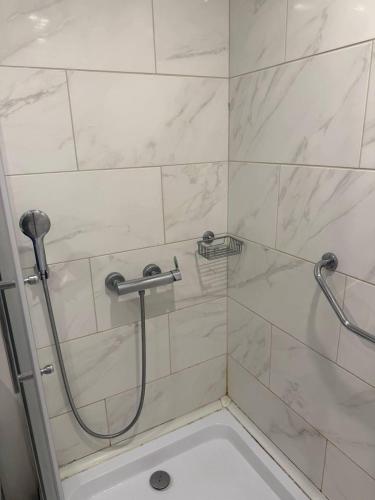 Ένα μπάνιο στο Orbi City rooms