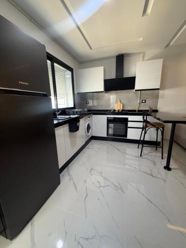 Bel appartement neuf proche des commerces à Laouina