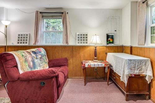 una sala de estar con un sofá y una mesa en 2 Mi to NYC Train WFH-Friendly Greenwich Apt!, en Rye Brook