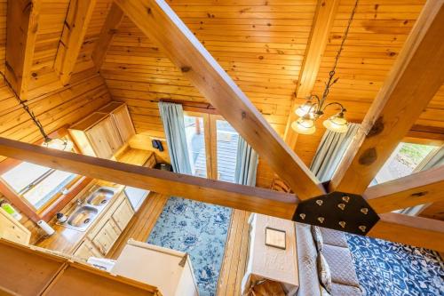 Una vista aérea de una cabaña con techos de madera. en Rustic Cabin- Wineries and Breweries-Finger Lakes, en Teall Beach