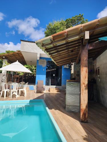 eine Terrasse mit Swimmingpool und Holzdeck in der Unterkunft Solange apartment-Casa Parque de Olivenca in Olivença