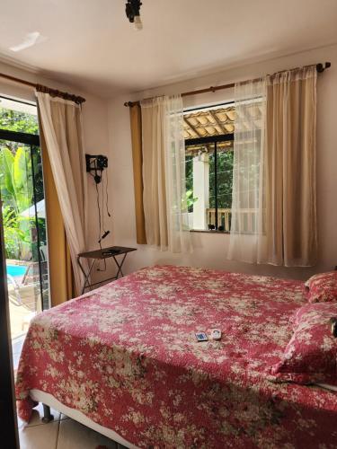 ein Schlafzimmer mit einem großen Bett mit einer roten Decke in der Unterkunft Solange apartment-Casa Parque de Olivenca in Olivença