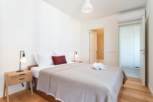 Forte 2BDR w Pool, AC, Gym, Garage & 5 mins to Beach