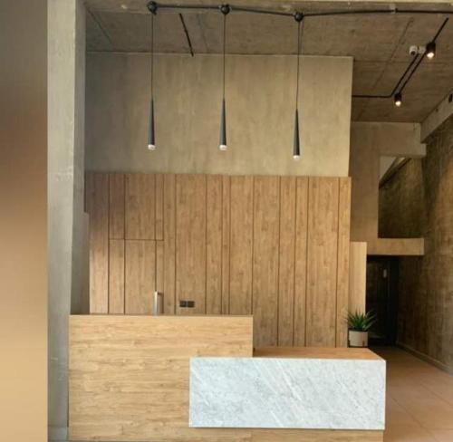 una cucina con un grande bancone con pareti in legno di Amal Suites a Accra
